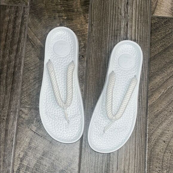NWOT Allbirds 2.83 KG CO2E Sugar Zeffer White Flip Flops - Picture 1 of 5